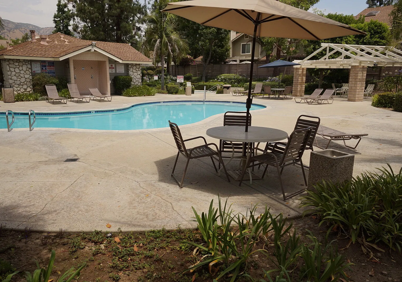 Luxury 3-bed and 2 bath property in San Dimas — Photo 2