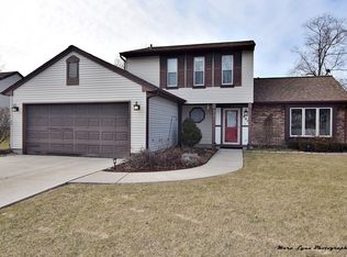 900 W Pine Ave, Roselle, IL 60172