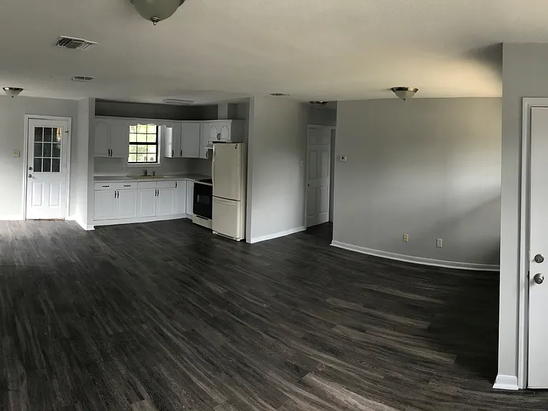 945 Kendalia Ave — Photo 2