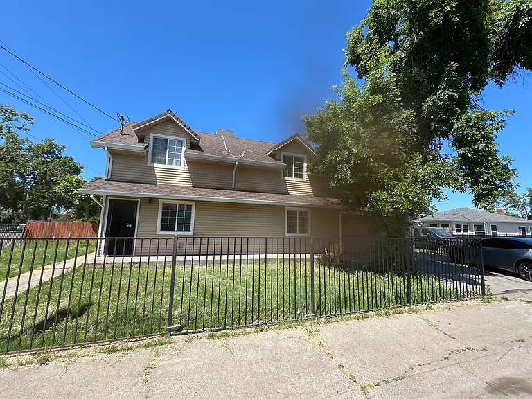 1657 Grand Ave — Photo 2