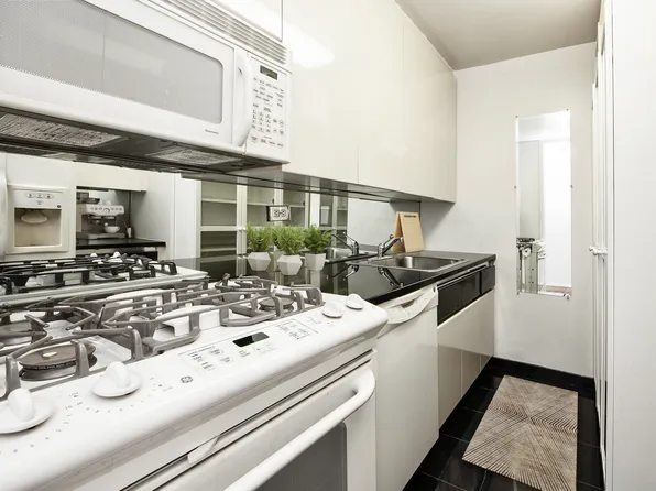 525 East 72nd Street 3H image 3 of 9