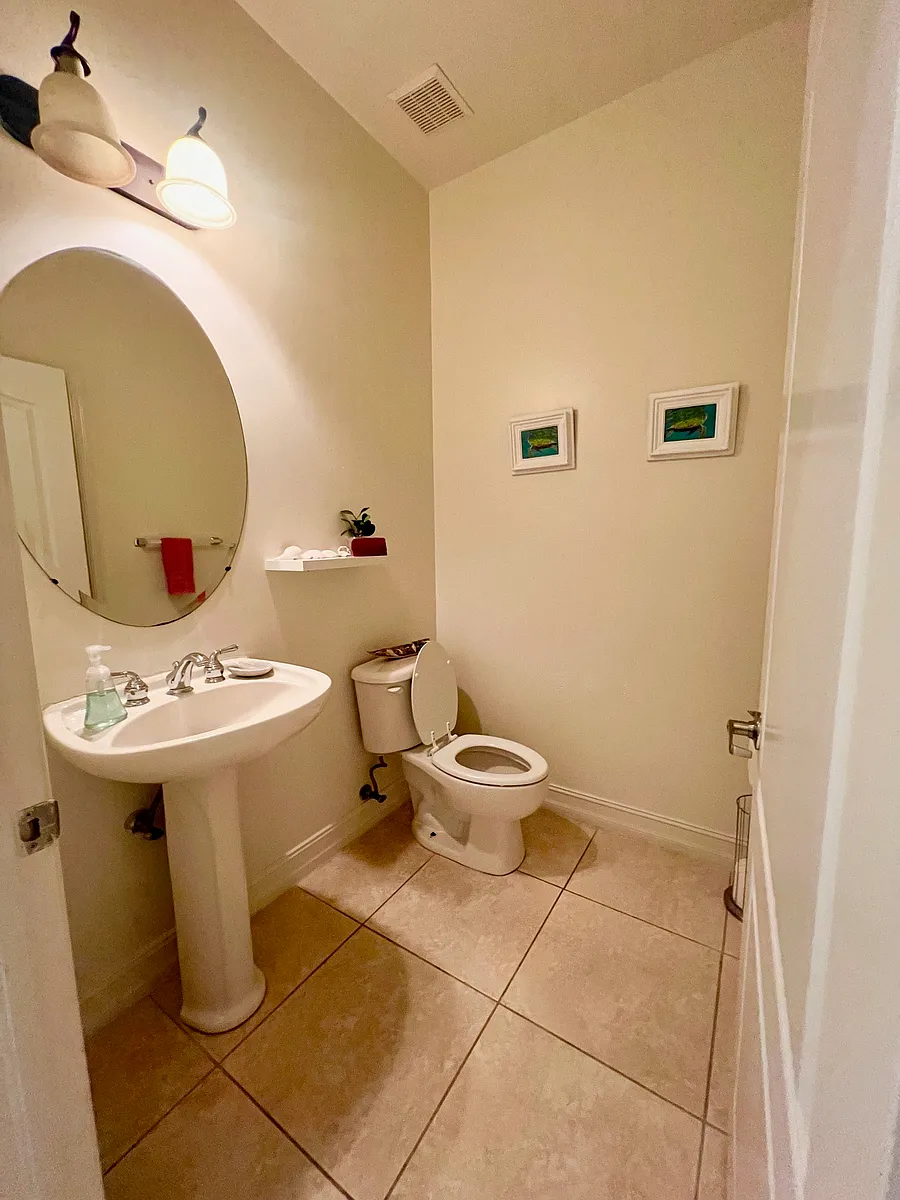 Building Photo - 710 SW 47th St #103