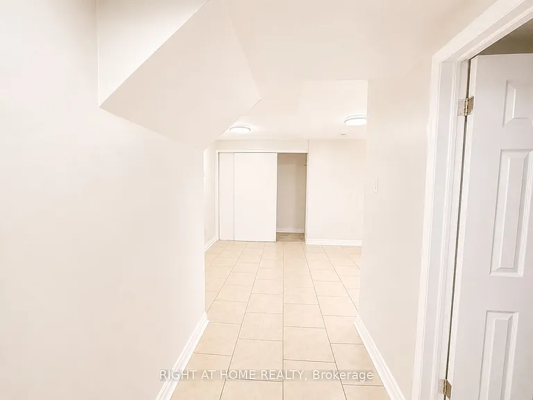 67 Brentwood Dr #LOWER — Photo 8