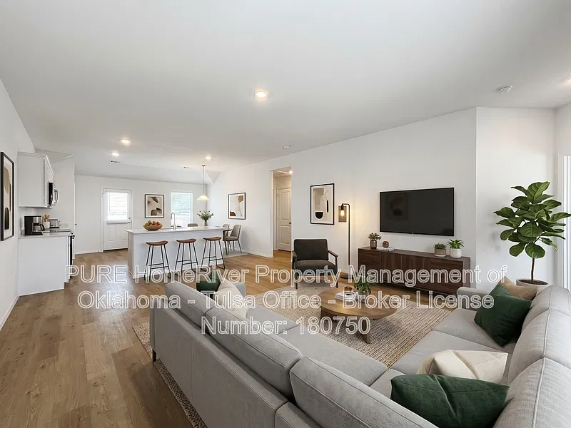 4 bed, 2.0 bath, 1615 sqft, $2,200 — Photo 2
