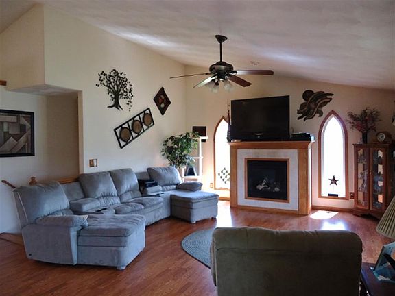 3rd image of 407 Comfortcove St