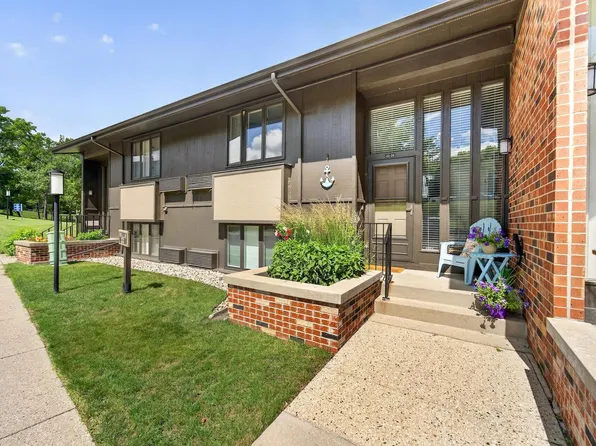 33 Lausanne COURT #33-06, Lake Geneva, WI 53147