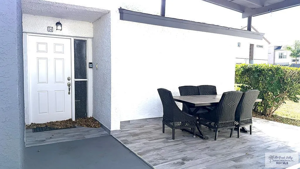 3 bed, 3.0 bath, 1850 sqft, $2,200 — Photo 2