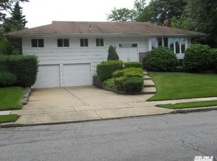 19 Tad Ln, Old Bethpage, NY 11804