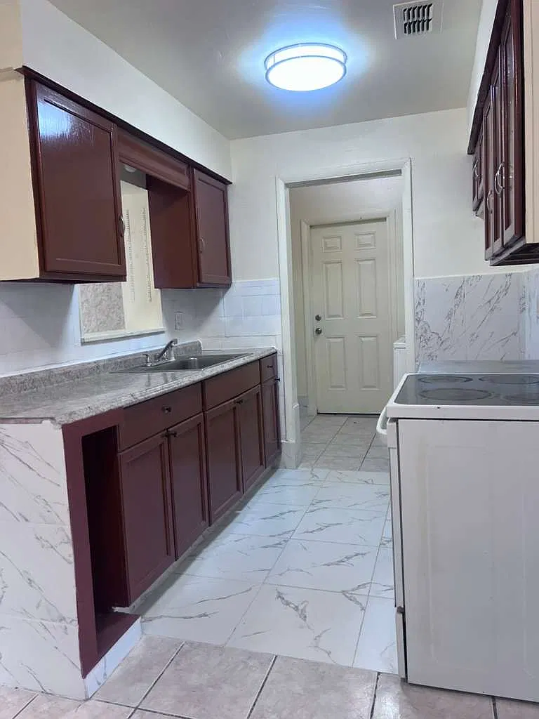 4 bed, 1280 sqft, $2,350 — Photo 2