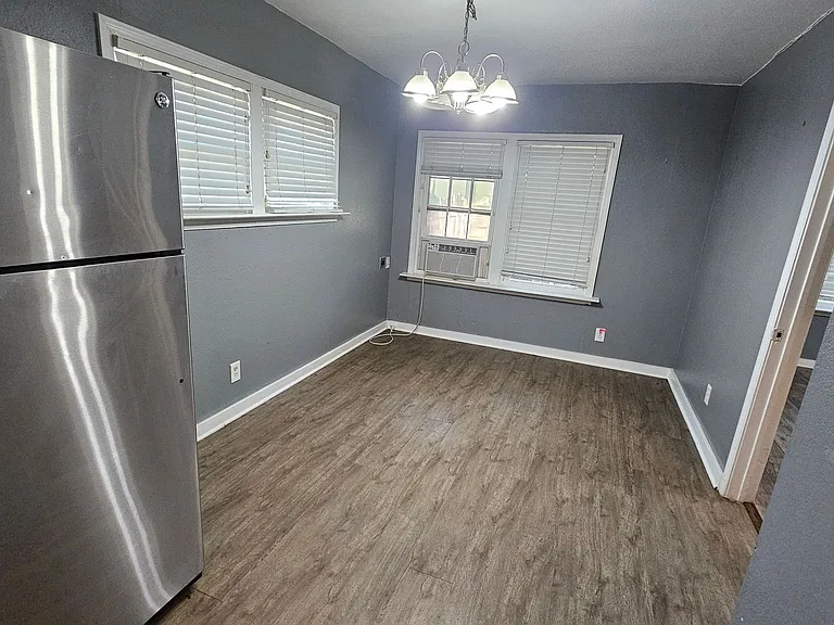 2620 N Elm St — Photo 13