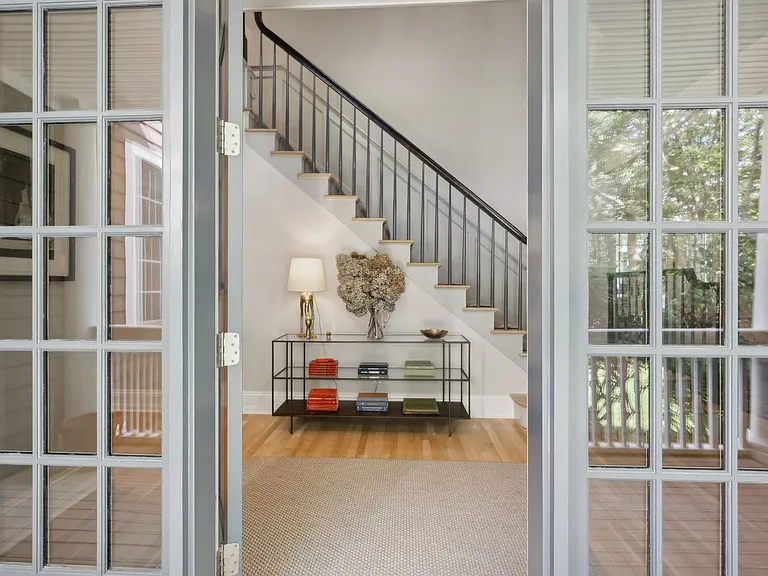10 Eastview Ct — Photo 1