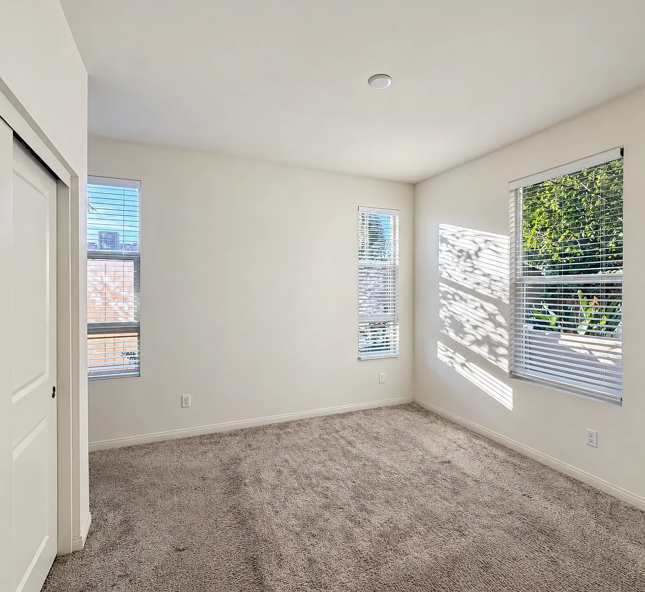 4 bed, 2031 sqft, $4,595 — Photo 4