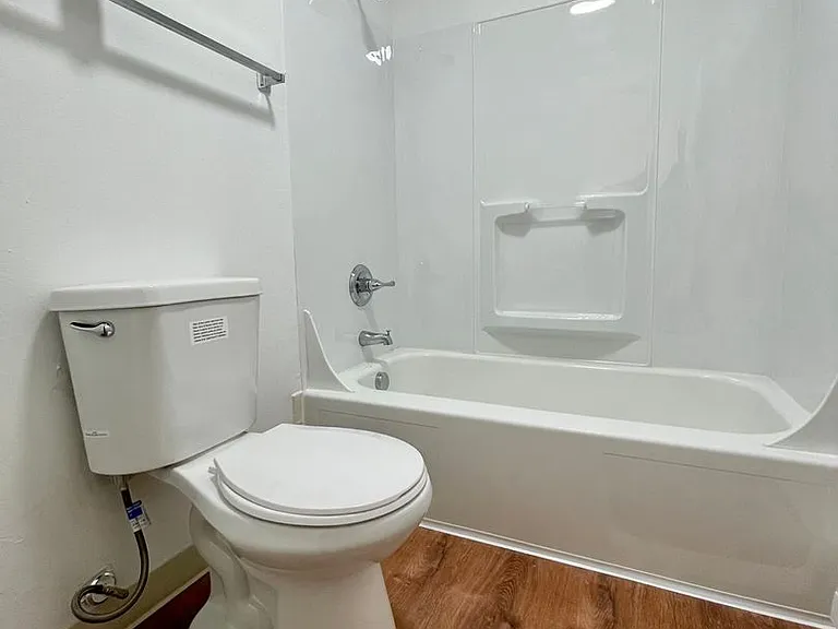 Sweetbriar Apartments — Photo 9