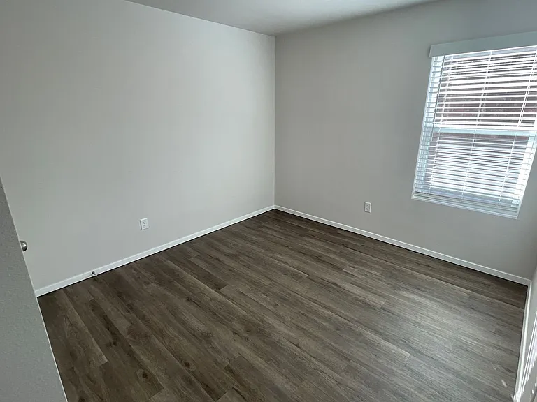 1742 Loveland St — Photo 7