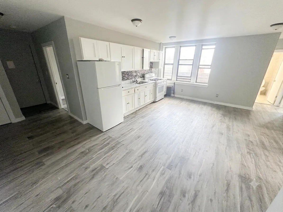 4 bed, 999 sqft, $3,099 — Photo 1