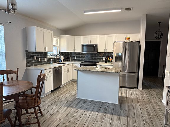 4th image of 208 Hyltin St