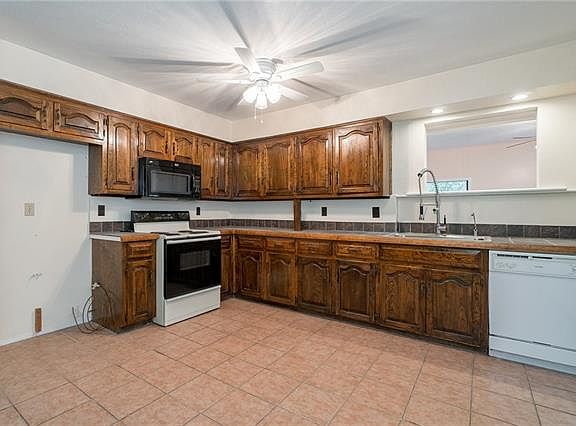 3rd image of 616 Shadyglen Dr