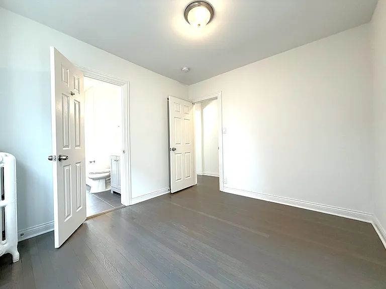 1800 N Farwell Apartments — Photo 5