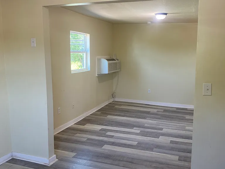 2111 Washington St W — Photo 4