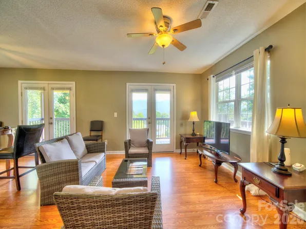 38 Country Ln #33, Franklin, NC 28734