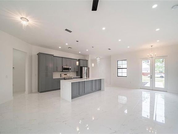 4th image of 1426 NE Juanita Pl