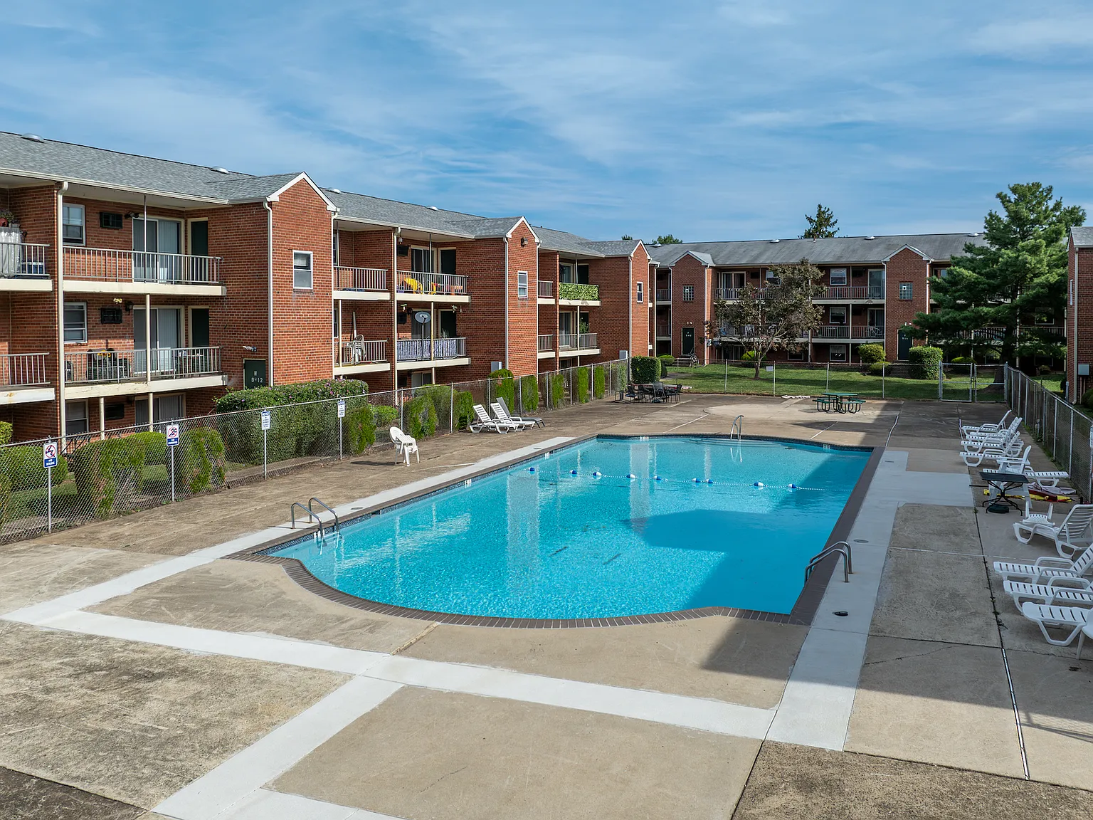 Colonial Point Apartments — Photo 2