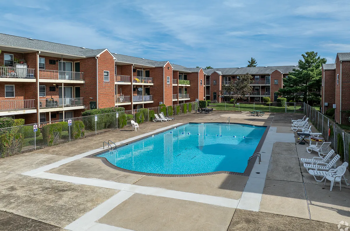 Building Photo - Colonial Point Apartments