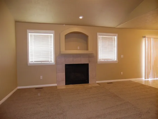6 bed, 3.0 bath, 2784 sqft, $2,985 — Photo 4