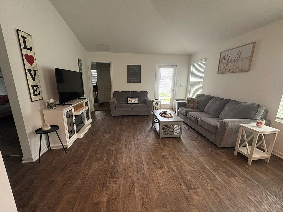 2226 Wagon Ln