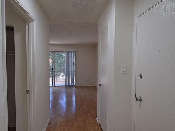5th image of 13019 Oxnard St #109