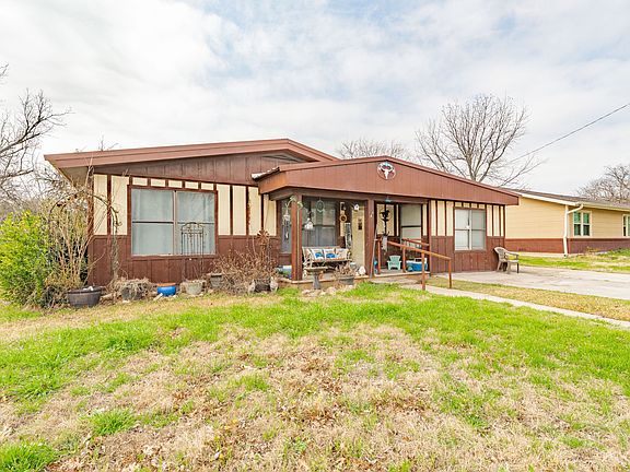 2nd image of 110 Blakeney St