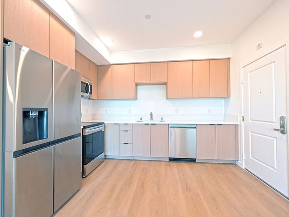 3rd image of 14606 Sylvan St #401