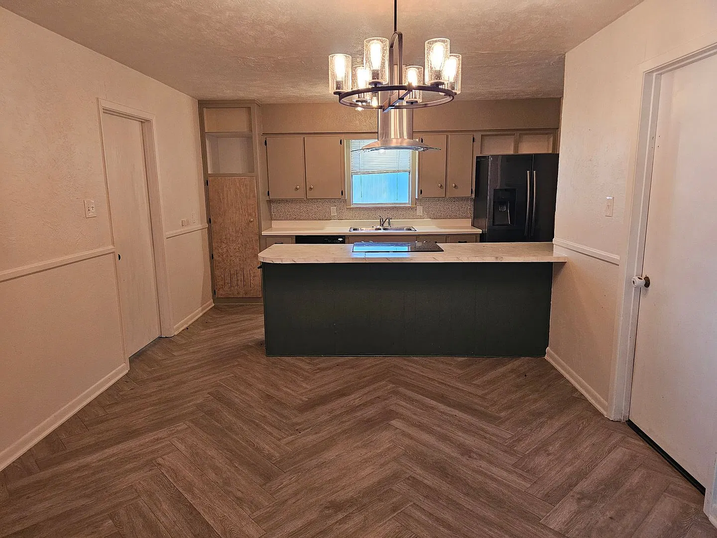 Beautiful 4 Bedroom, 3 Bath Home with Spacious Backyard & Covered Gazebo! — Photo 4