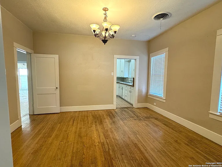538 W Elsmere Pl — Photo 5
