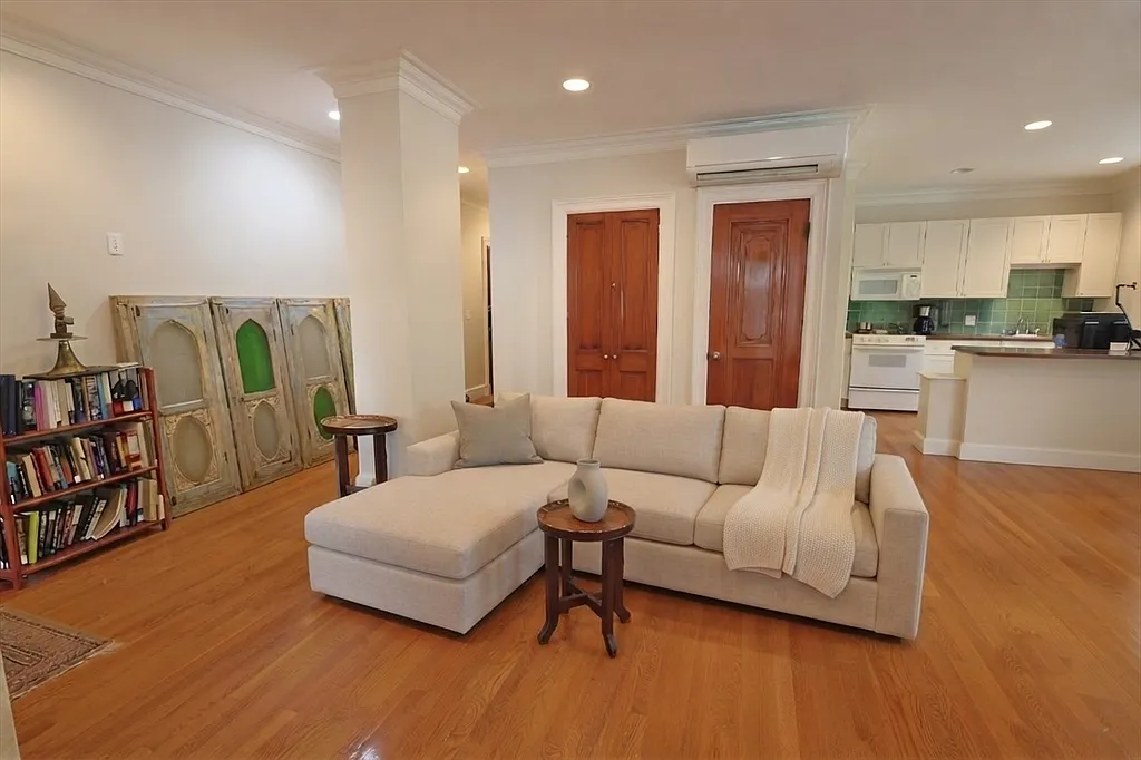 2 bed, 2.0 bath, 1270 sqft, $6,000 — Photo 3