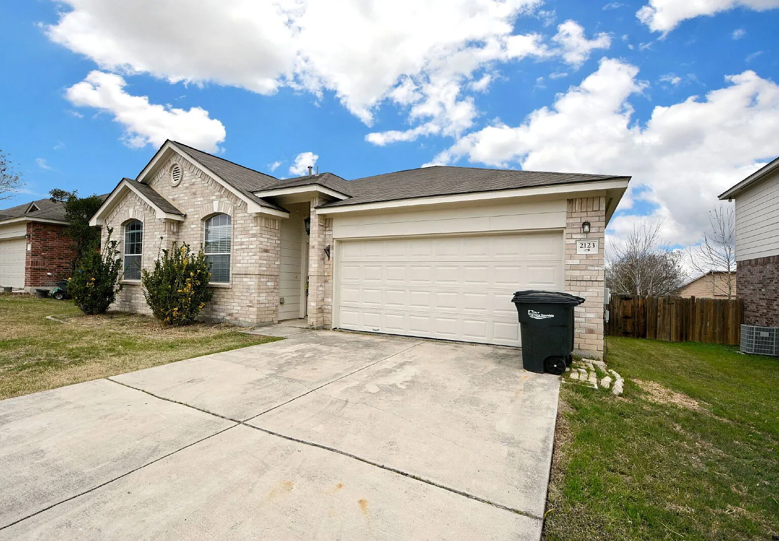 3 bed, 2.0 bath, 2029 sqft, $1,825 — Photo 2