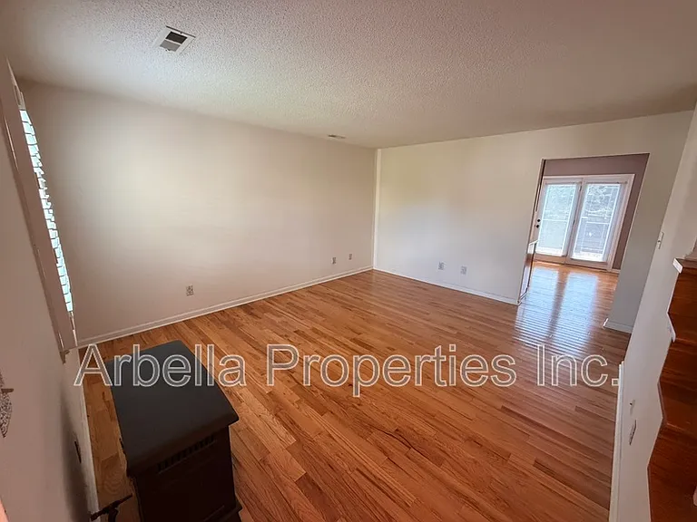 215 Radford Dr — Photo 4