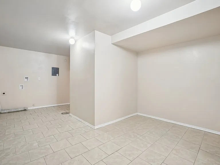 240 W 220th St S — Photo 21