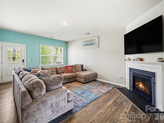 3rd image of 828 Larmore Ave