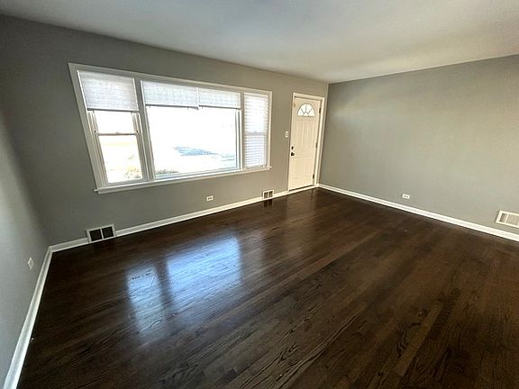 3rd image of 717 E 154th St