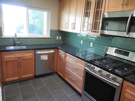 3rd image of 39 Poinsettia Ave