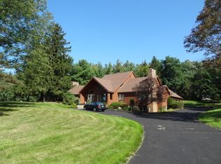 2 Hillsboro Dr, Orchard Park, NY 14127