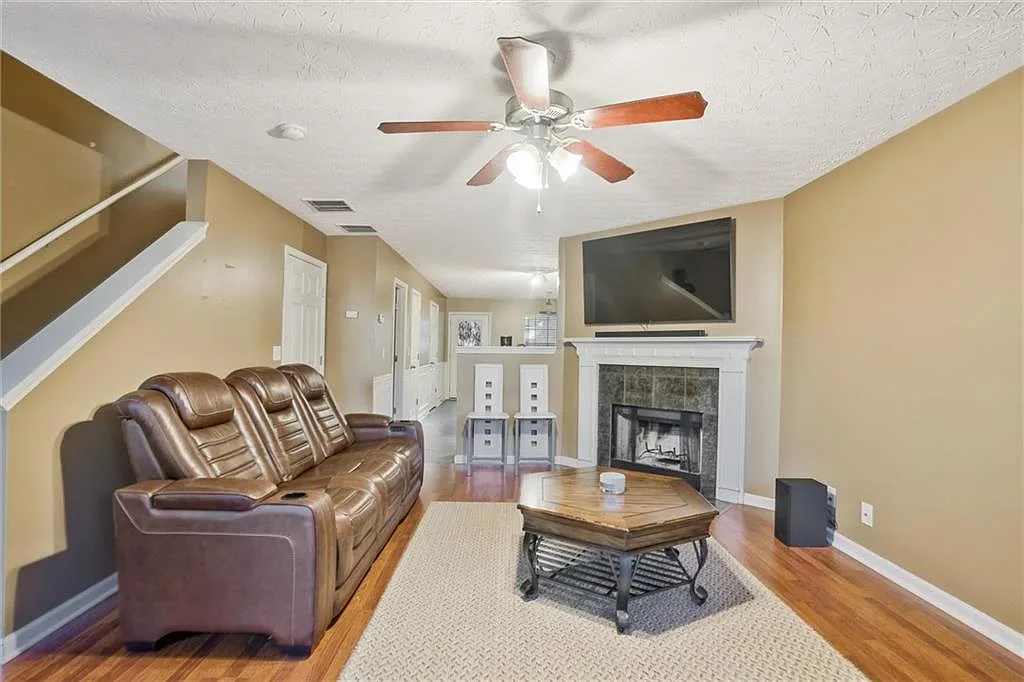 2 bed, 2.5 bath, 1590 sqft, $1,700 — Photo 2