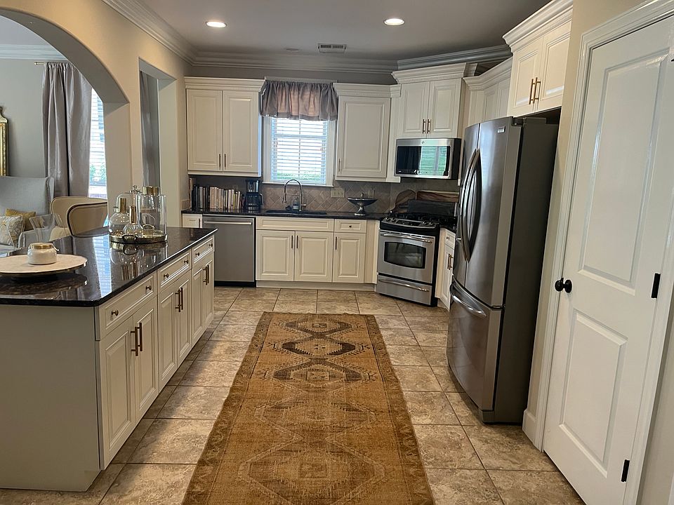 Big kitchen. 5 gas burner stove. Huge center island