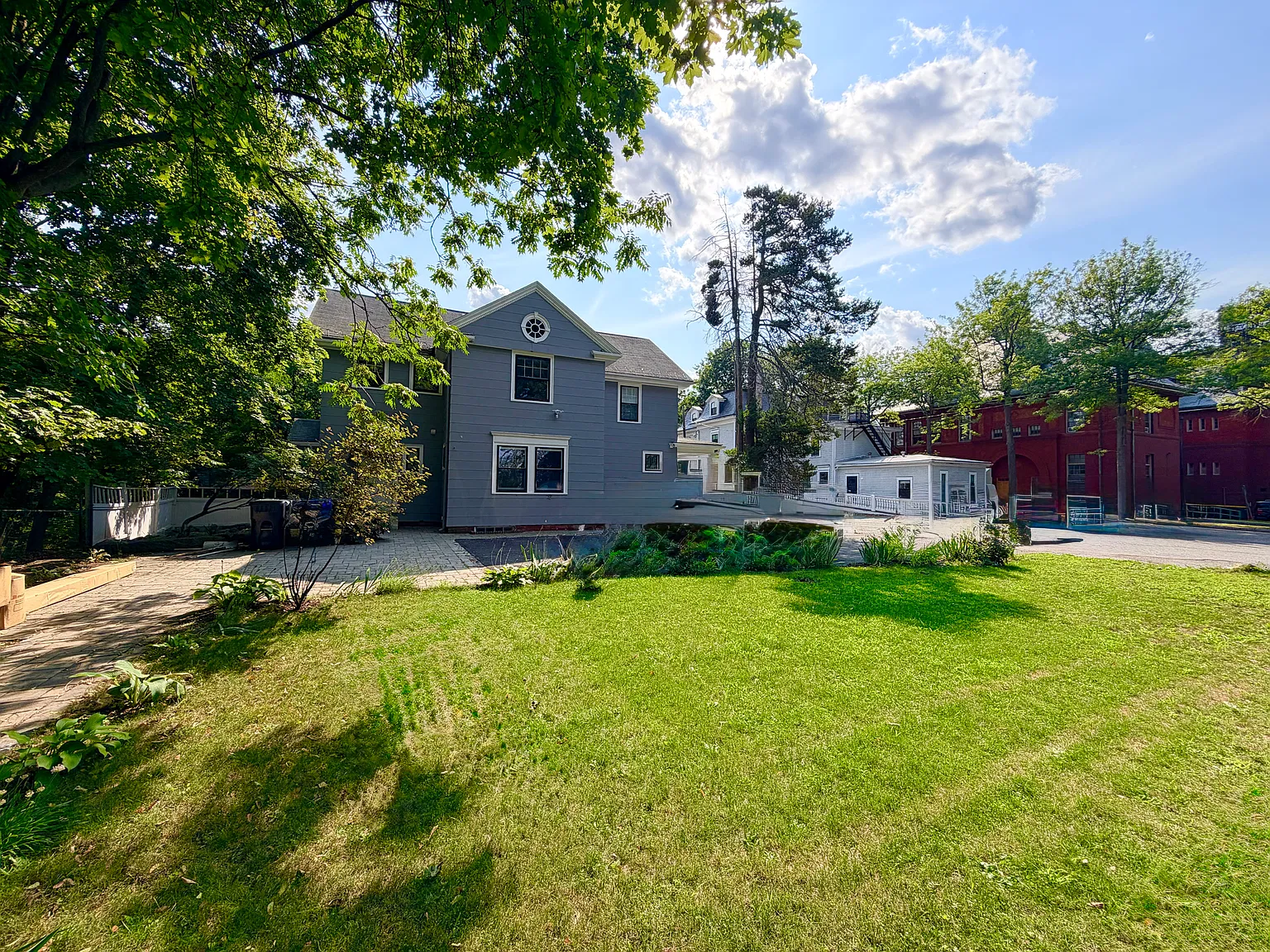4 bed, 2.5 bath, 3600 sqft, $6,800 — Photo 2