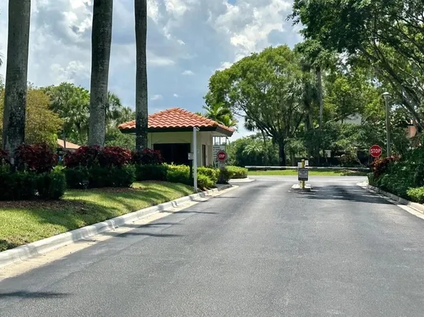 5691 Fox Hollow Dr, Boca Raton, FL 33486