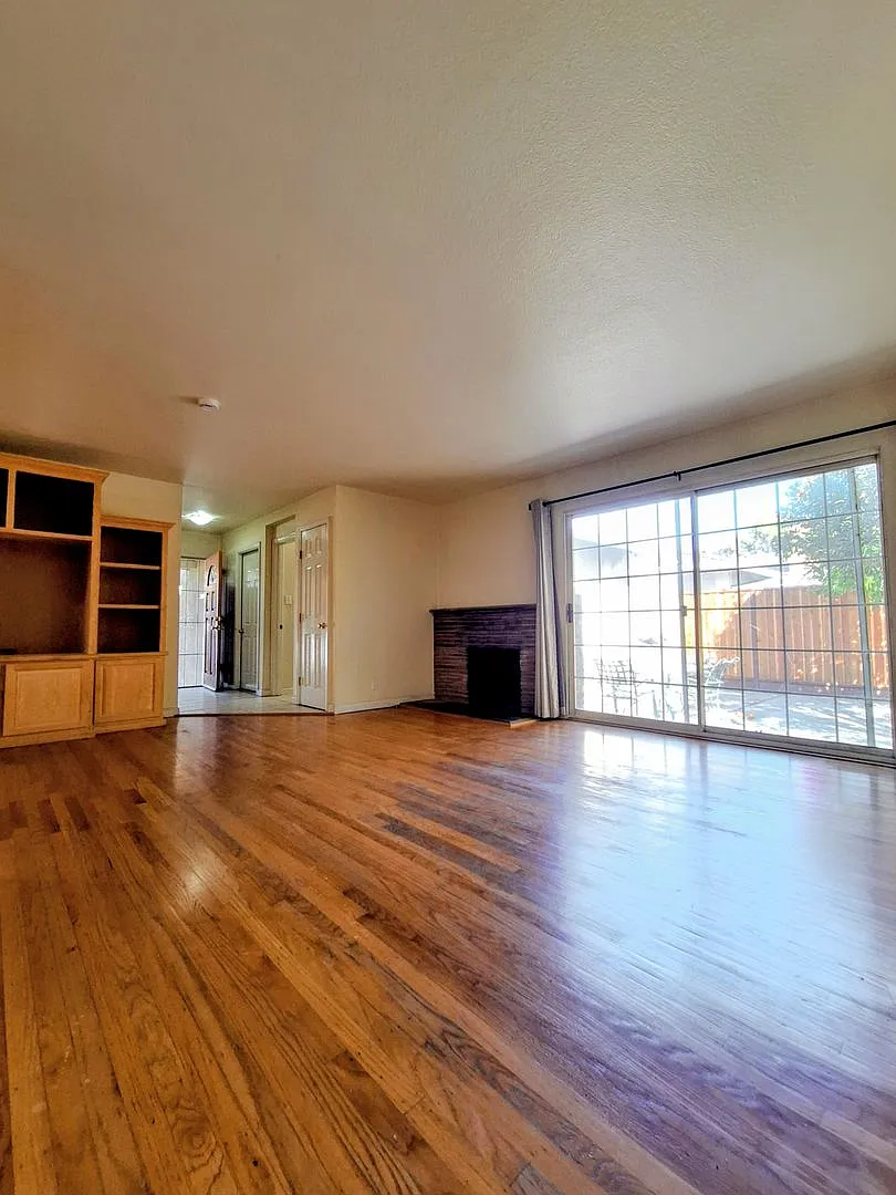 Charming 3bd Single Story House w/Attached Garage — Photo 3
