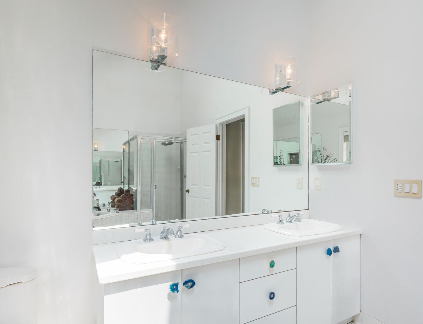 Primary en suite bathroom