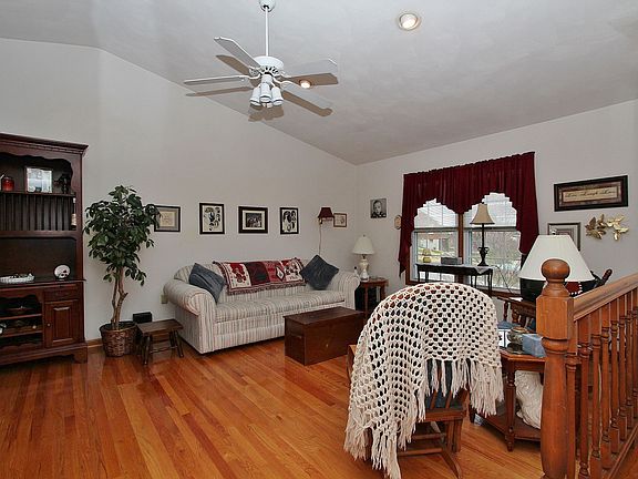 3rd image of 951 Glenmore Dr