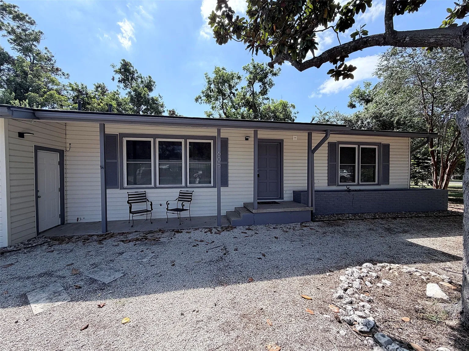 4 bed, 2.0 bath, 2100 sqft, $1,950 — Photo 2